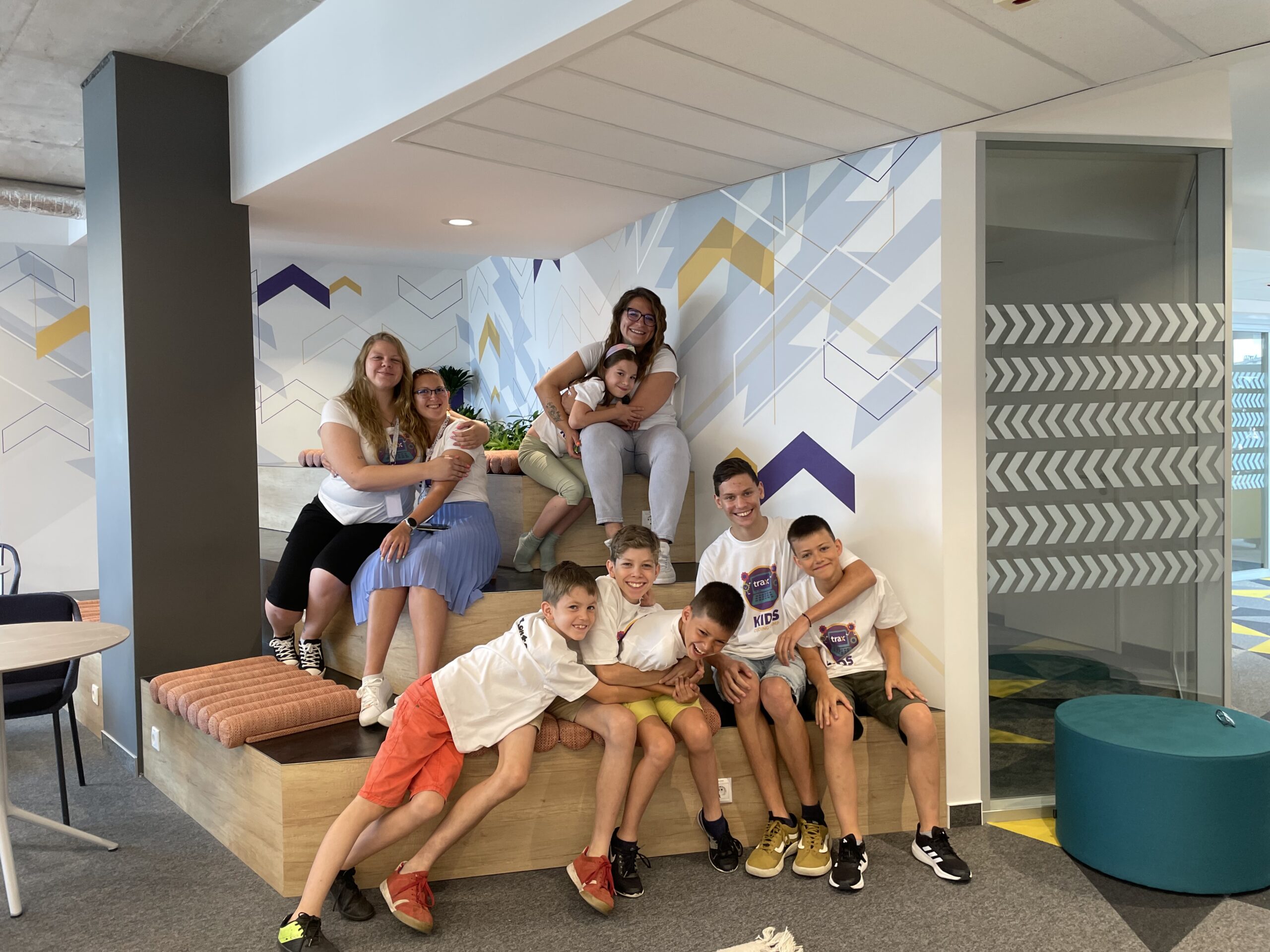 Estudantes no escritório da Trax
